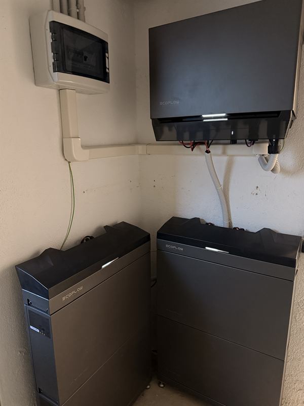 Inversor y baterías de almacenamiento instalados en vivienda