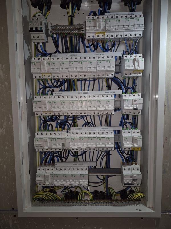 Cuadro eléctrico con cableado ordenado
