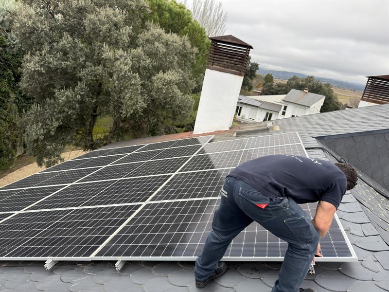 Instalador de Faraday montando paneles en cubierta