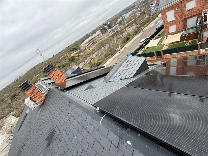 Instalación fotovoltaica sobre cubierta de pizarra