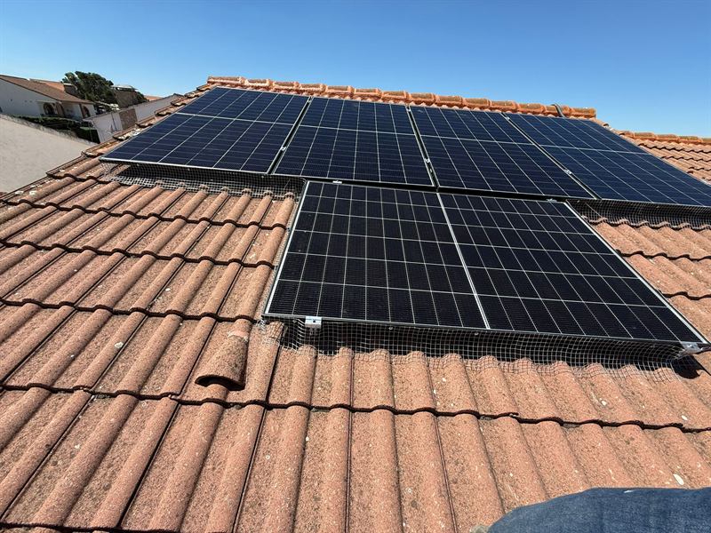 Paneles solares instalados sobre tejado de teja
