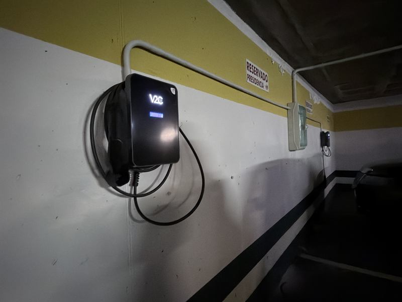 Punto de recarga de vehículo eléctrico instalado en garaje